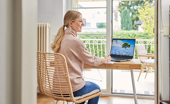 Employee working from home - Benefits - Work with us - ALDI